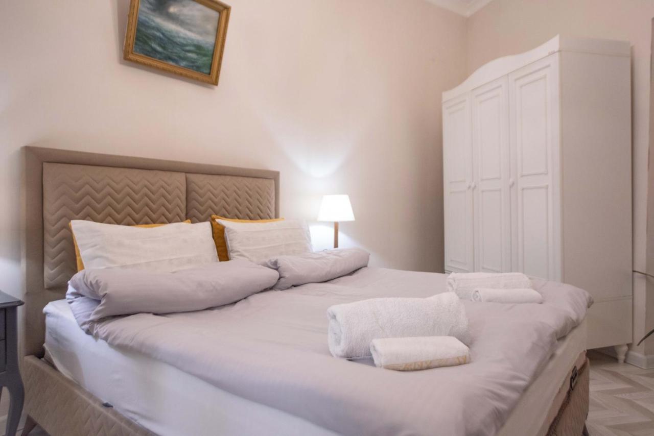 Old Town-Booking Apartment Tbilisi Esterno foto