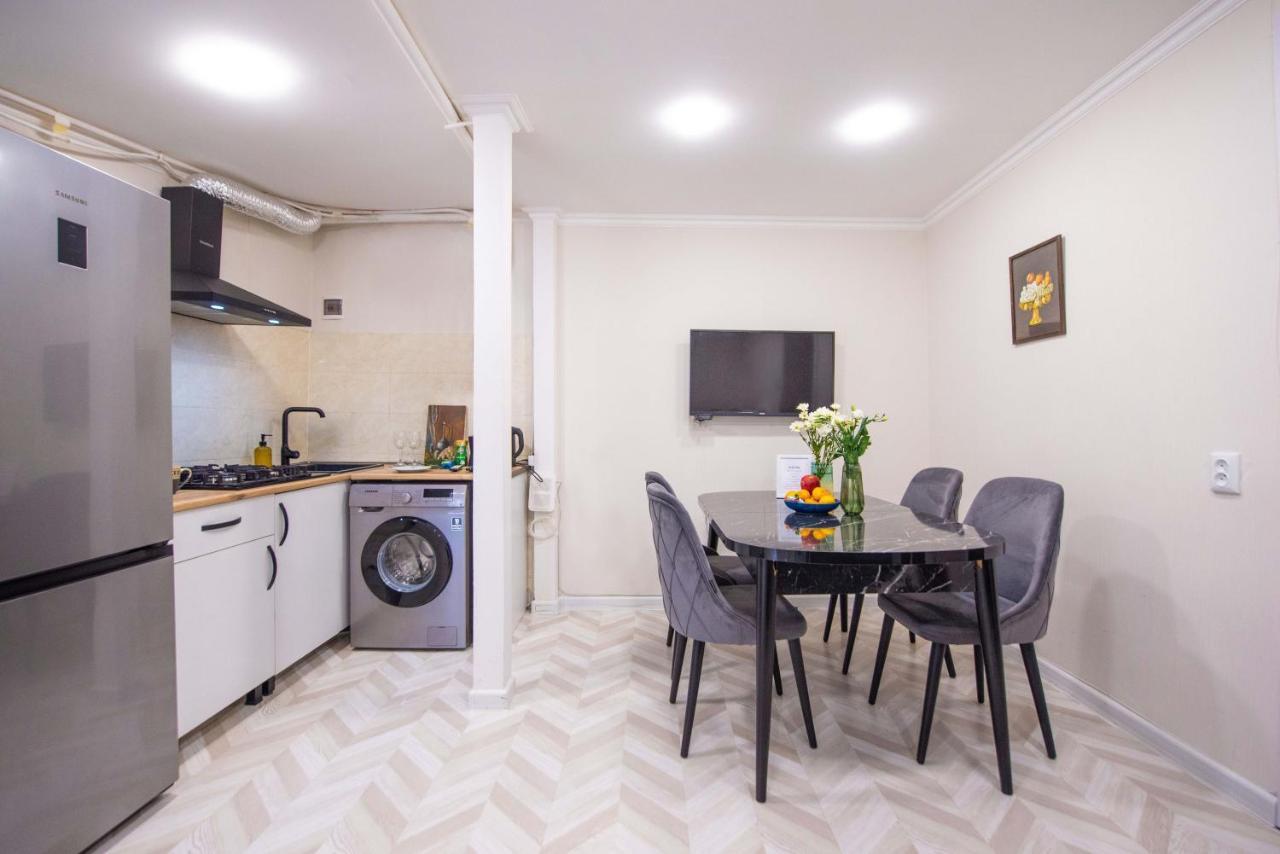 Old Town-Booking Apartment Tbilisi Esterno foto